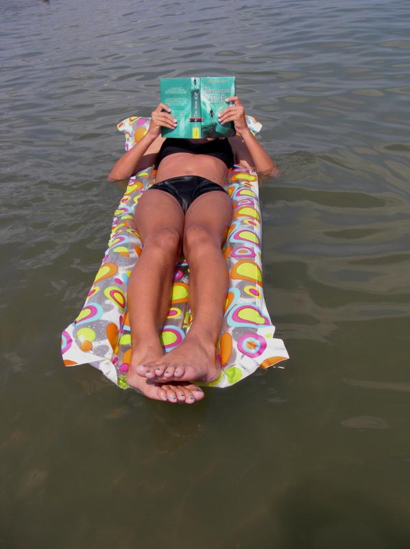 Lesen auf der Luftmatratze im Meer