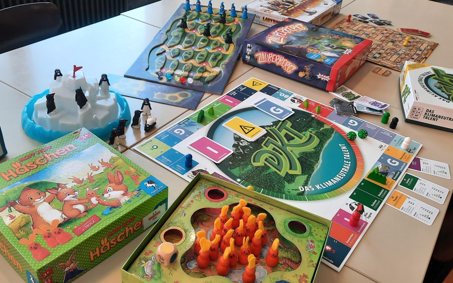 Tisch mit Spielen