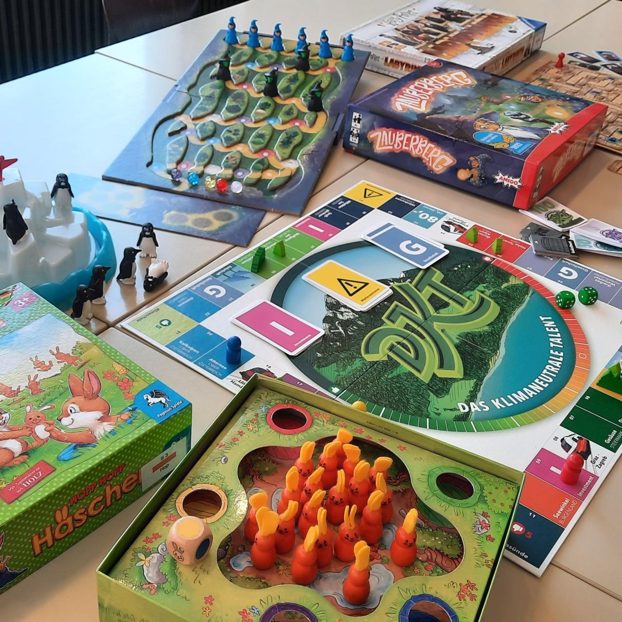 Tisch mit Spielen